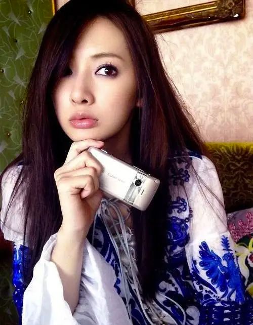 北川景子最新封面引发讨论，呼吁尊重个人隐私与职业道德，共同维护良好网络环境——涉黄问题需引起警惕