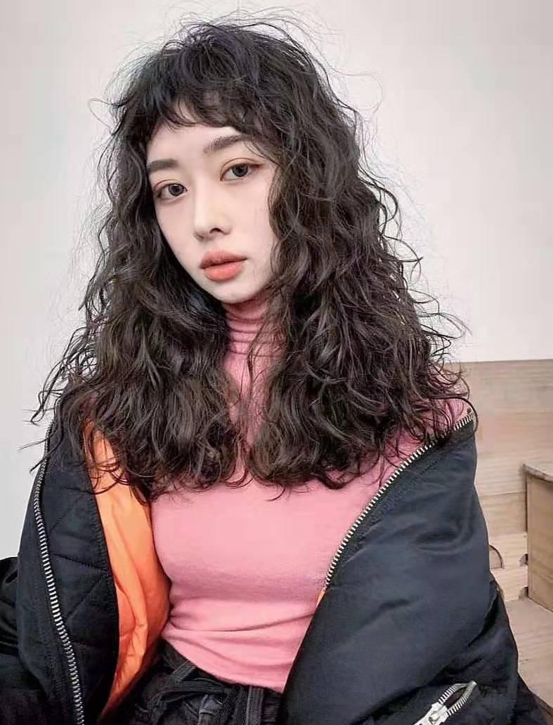 最新烫发发型推荐，瞬间散发魅力四射的时尚魅力💖