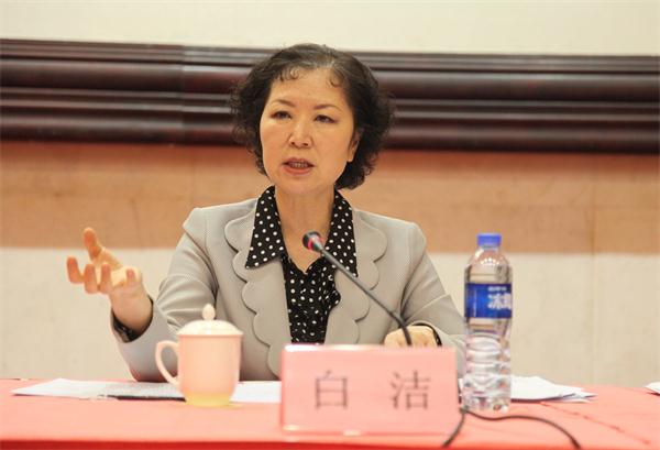 科技新品引领未来，郑局长与白洁共创智能生活新篇章