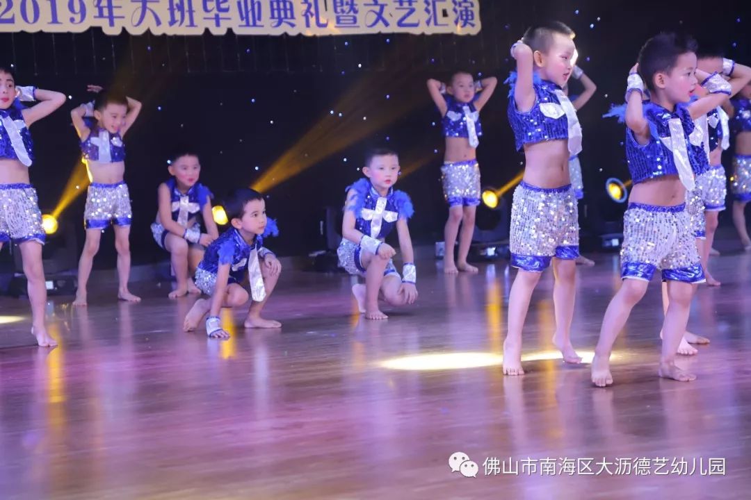 大班幼儿男孩最新舞蹈，小巷深处的舞蹈魅力展现