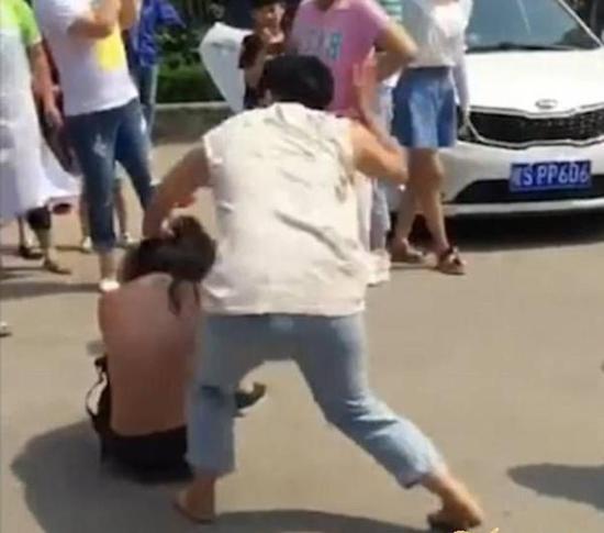 时尚潮流下的情感纷争焦点，最新扒小三衣服视频
