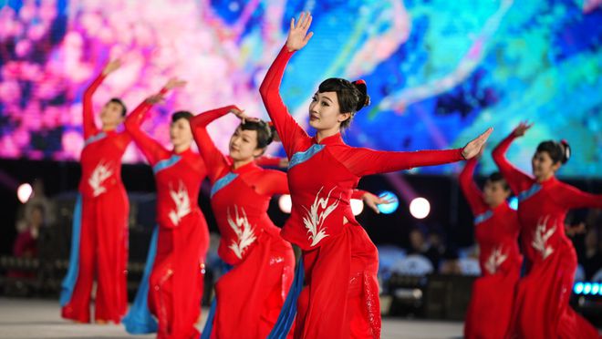 最新广场舞展现最美中国风采